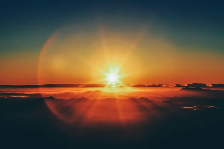 Sol bajo sobre una cordillera oscura fotografiada por Jonathan Borba