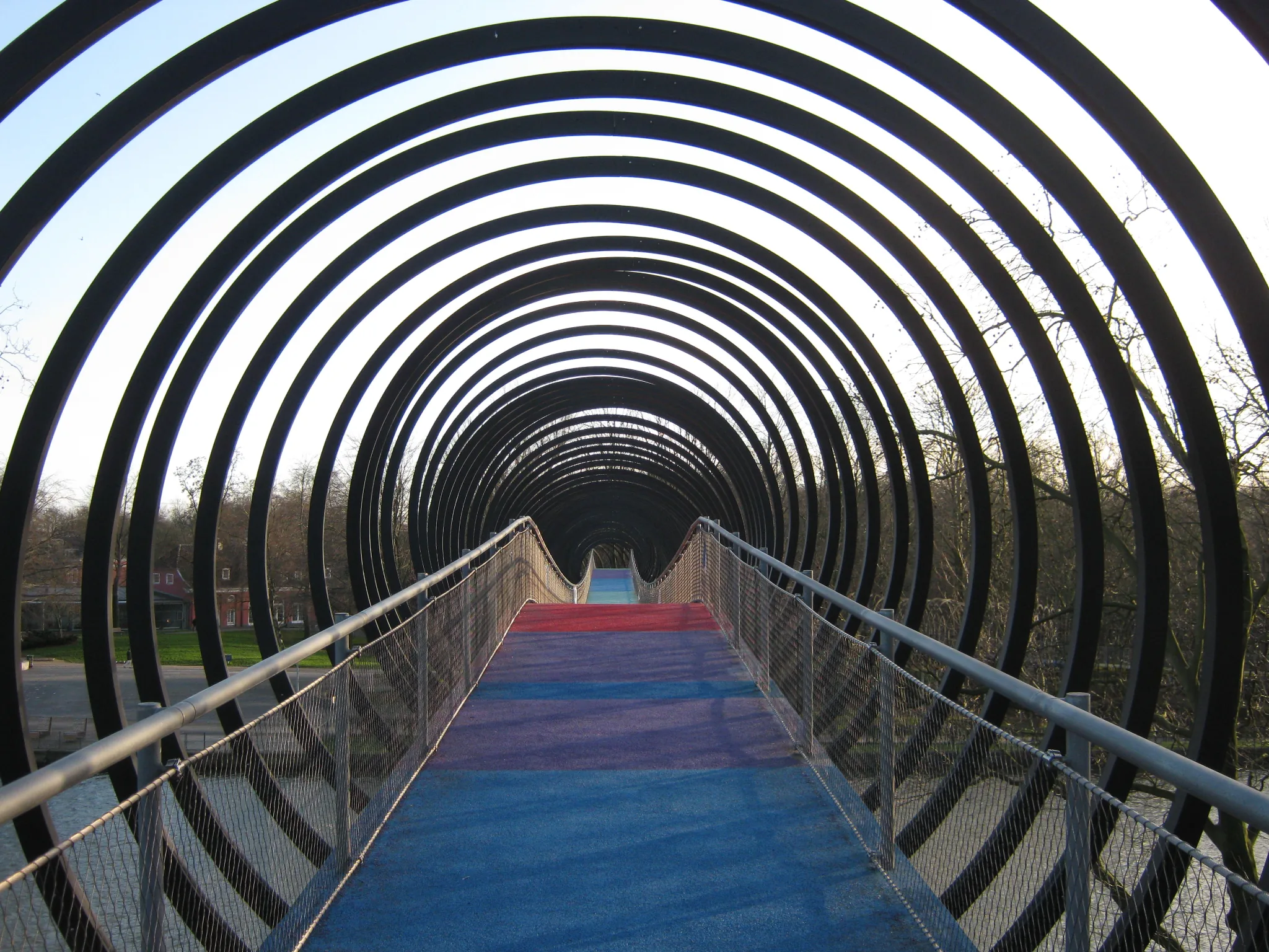Puente peatonal Slinky Springs to Fame en Oberhausen, fotografiado por colling-architektur